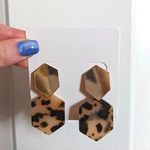 Tortoise Shell and Gold Style Accent Earrings
